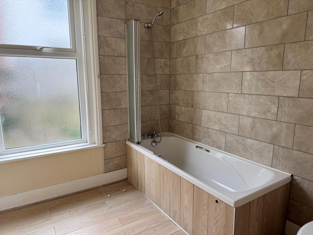 Lot: 108 - TOWN CENTRE HOUSE FOR INVESTMENT OR OWNER OCCUPATION - The Bathroom at the rear of the building